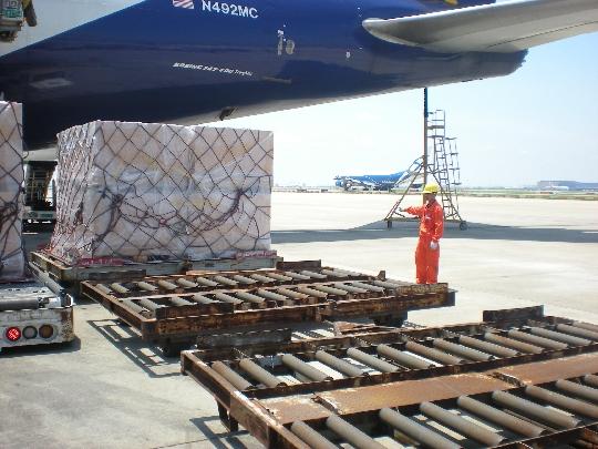 装卸用金属带背后的坚守——记东航上海保障部货机装卸部员工的忙碌工作