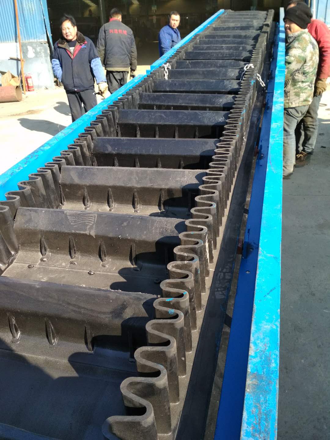 大倾角金属带输送机在装卸作业中的应用及其优势